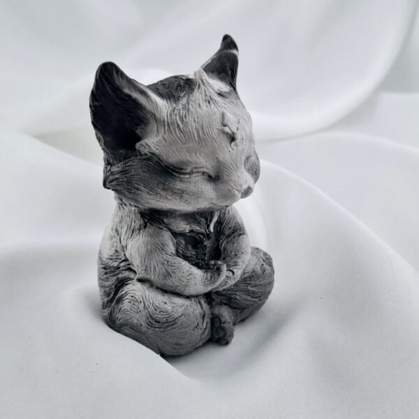 Chat zen méditatif en résine minérale – Image 2