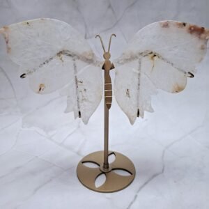 Papillon taillé en agate fleur de cerisier symbole de transformation et de douceur