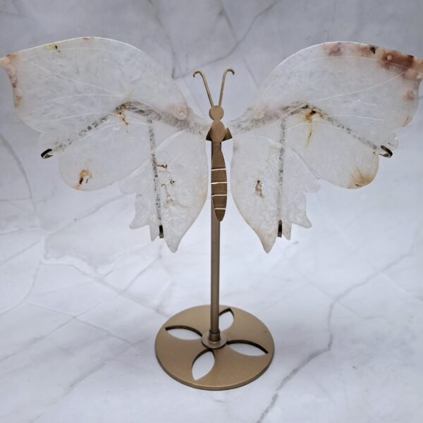 Papillon taillé en agate fleur de cerisier symbole de transformation et de douceur