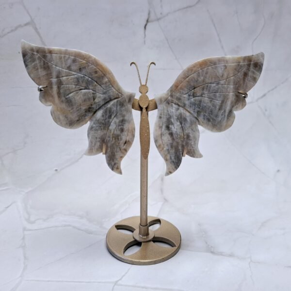 Papillon en pierre naturelle de belomorite aux reflets nacrés – apaisement, intuition et clarté émotionnelle
