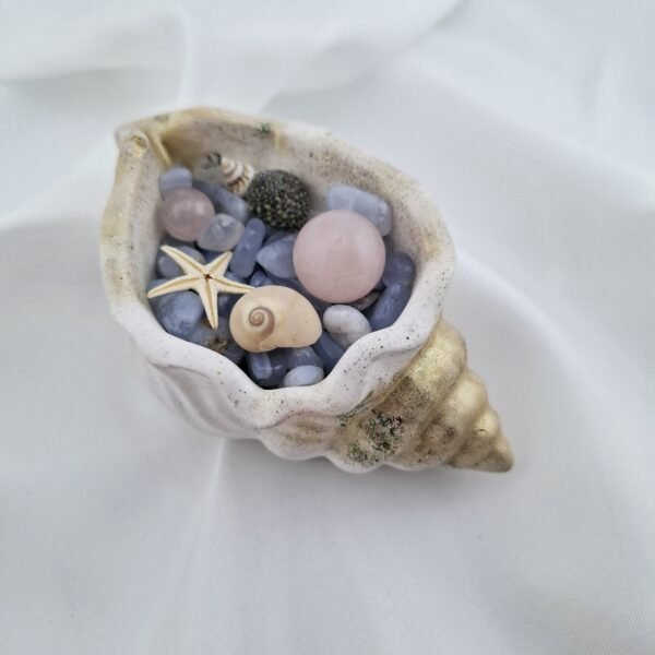 Coquillage décoratif en résine minérale blanc et doré avec quartz rose et agate bleue, création artisanale unique.