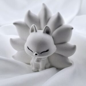 Kitsune renard à 9 queues en résine minérale blanche avec paillettes dorées, sculpture artisanale peinte à la main.