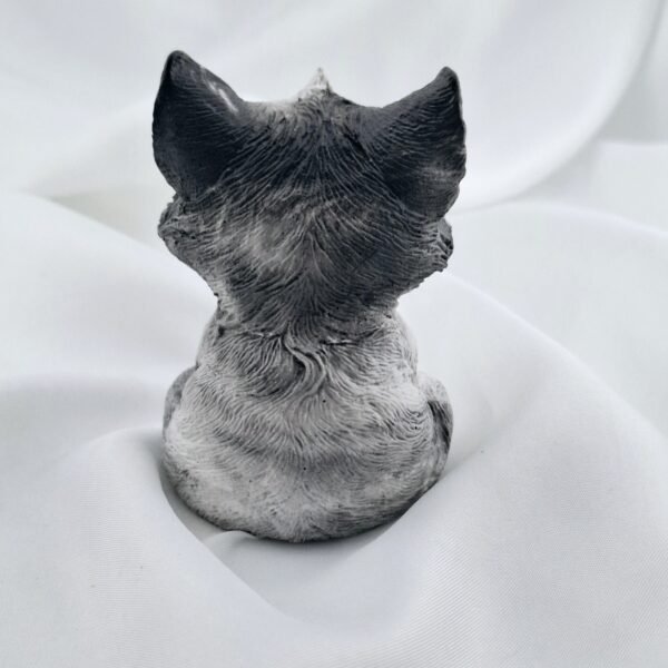 Chat zen méditatif en résine minérale – Image 3
