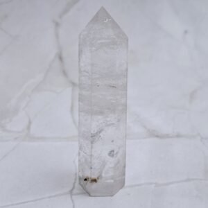 tour cristal de roche naturelle pure de 90 mm, pierre d’équilibre et amplification énergétique