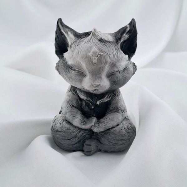 chat zen méditatif résine minérale blanche avec paillettes dorées, sculpture artisanale apaisante et zen.