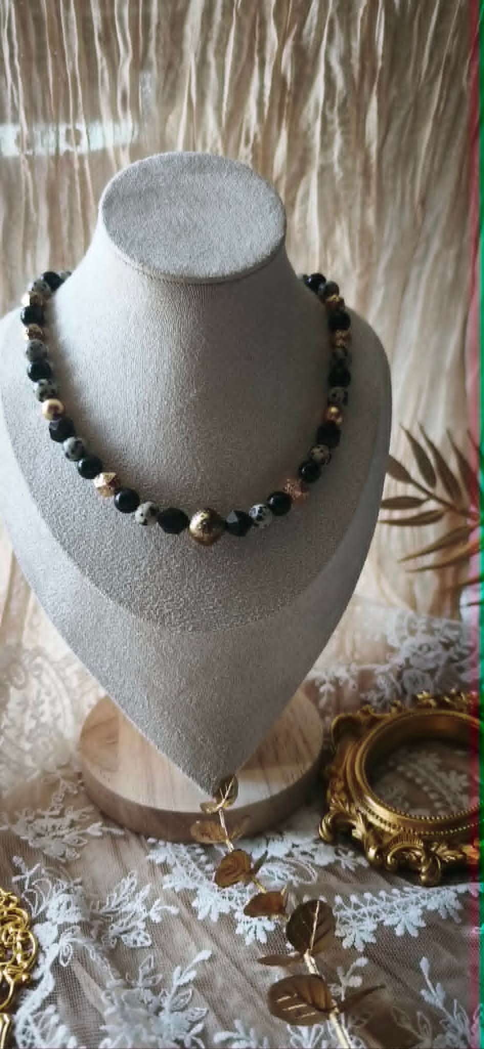 Collier Ras-de-cou "Contraste Or" – Obsidienne, Jaspe Dalmatien & Feuilles d’Or – Image 5