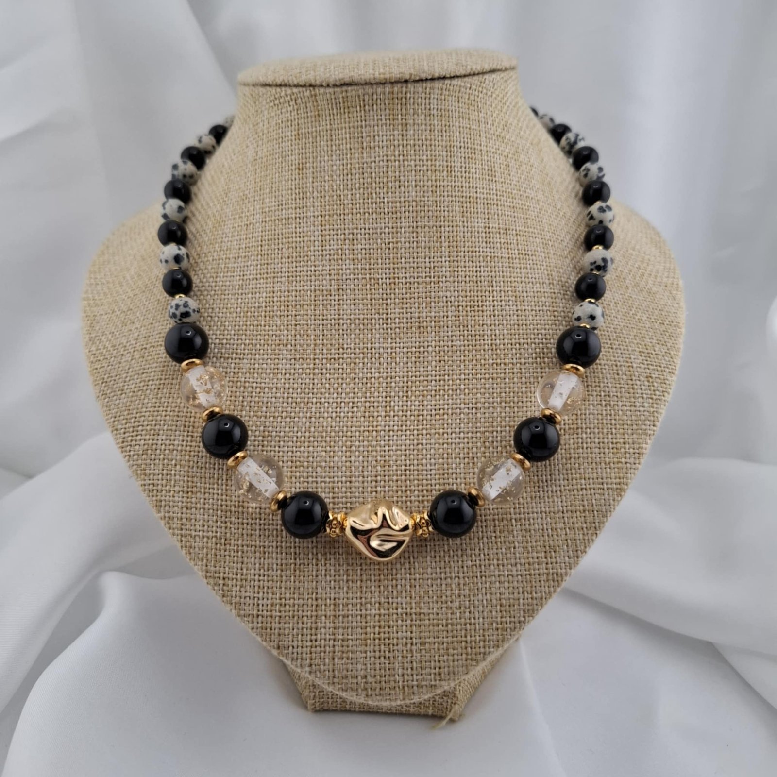 Collier "Astral Gold" – Obsidienne, Jaspe Dalmatien & Résine Feuille d'Or