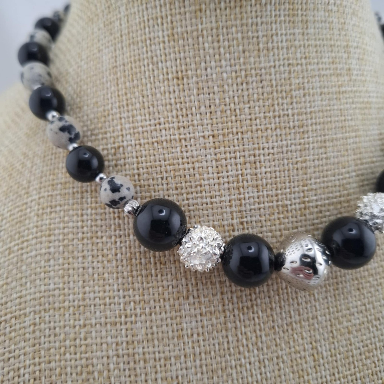 Collier "Contraste argenté" – Obsidienne, Jaspe Dalmatien & argent brillant – Image 3