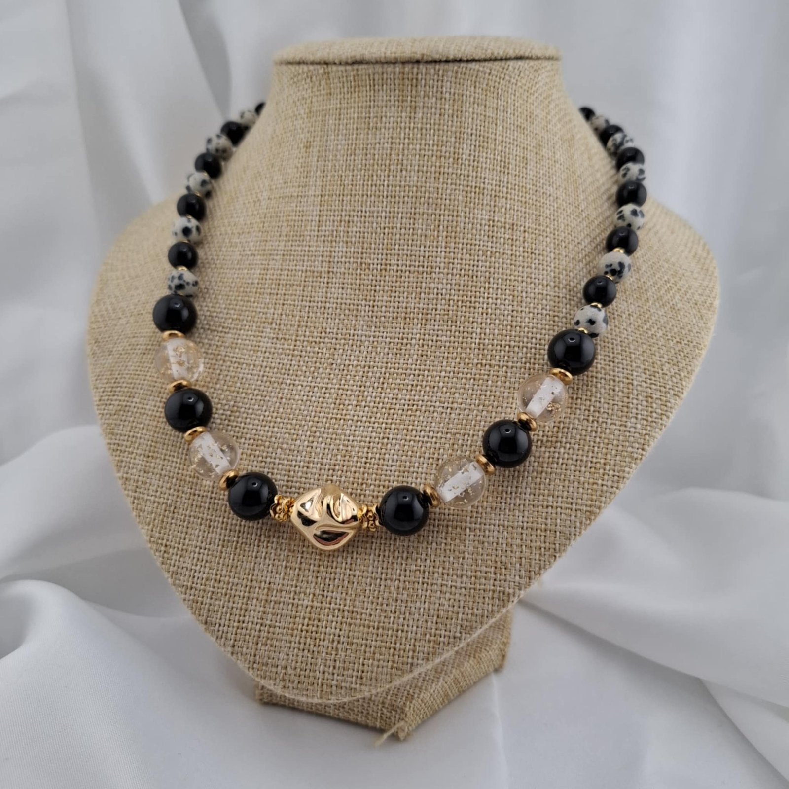 Collier "Astral Gold" – Obsidienne, Jaspe Dalmatien & Résine Feuille d'Or – Image 9