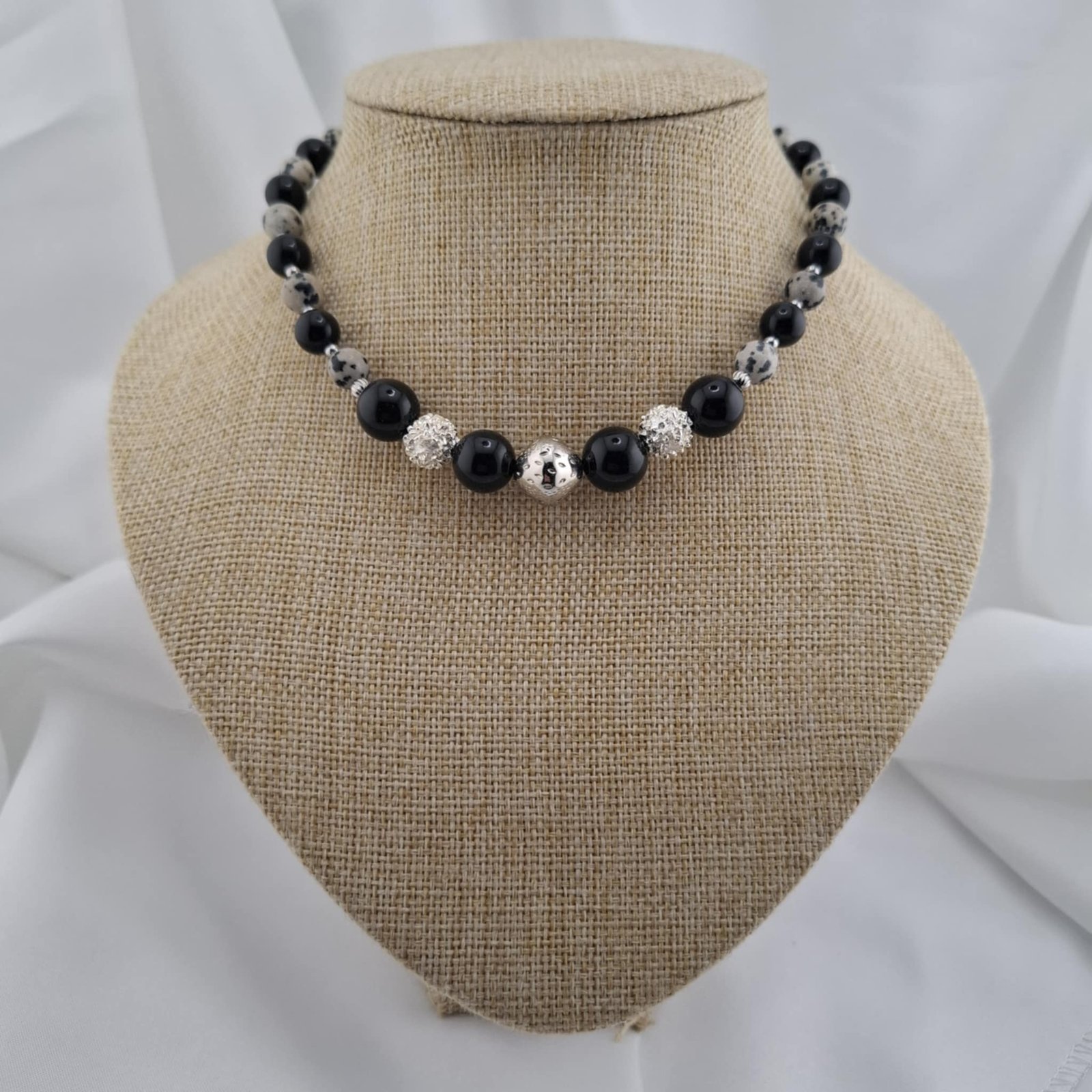 Collier "Contraste argenté" – Obsidienne, Jaspe Dalmatien & argent brillant