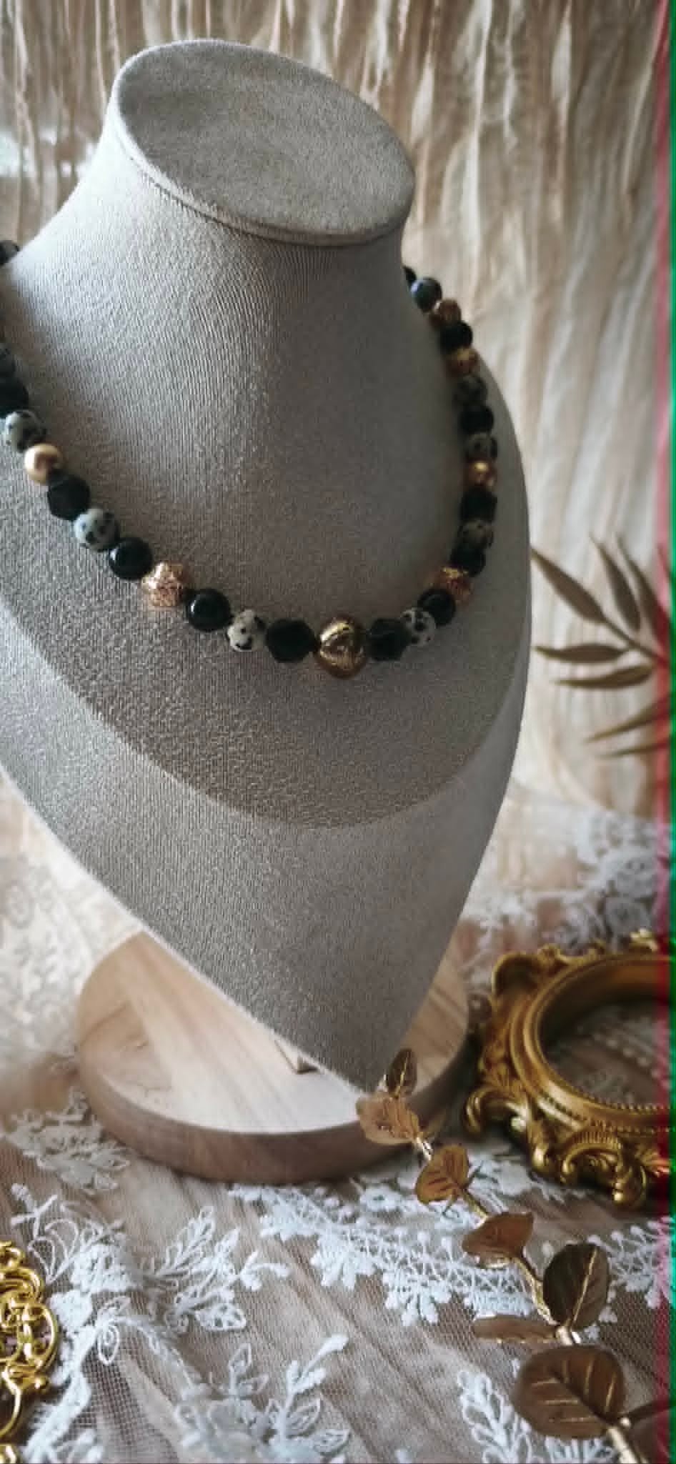 Collier Ras-de-cou "Contraste Or" – Obsidienne, Jaspe Dalmatien & Feuilles d’Or