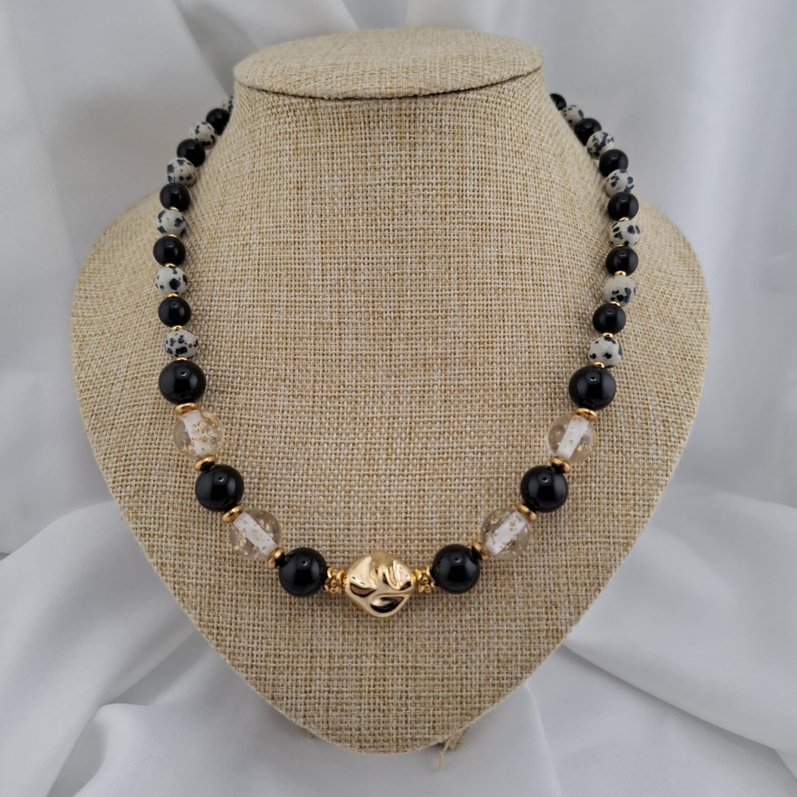 Collier "Astral Gold" – Obsidienne, Jaspe Dalmatien & Résine Feuille d'Or – Image 4