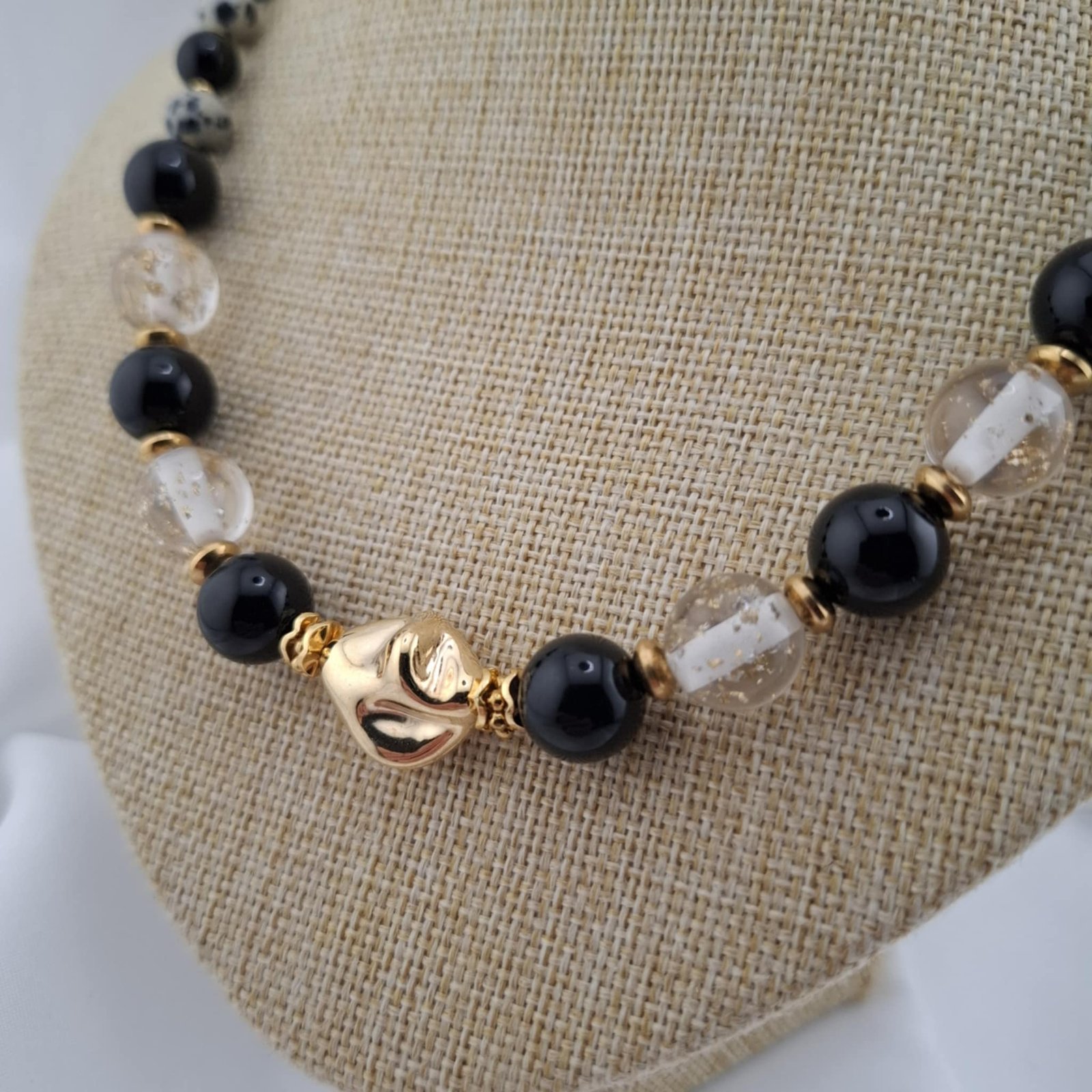 Collier "Astral Gold" – Obsidienne, Jaspe Dalmatien & Résine Feuille d'Or – Image 3