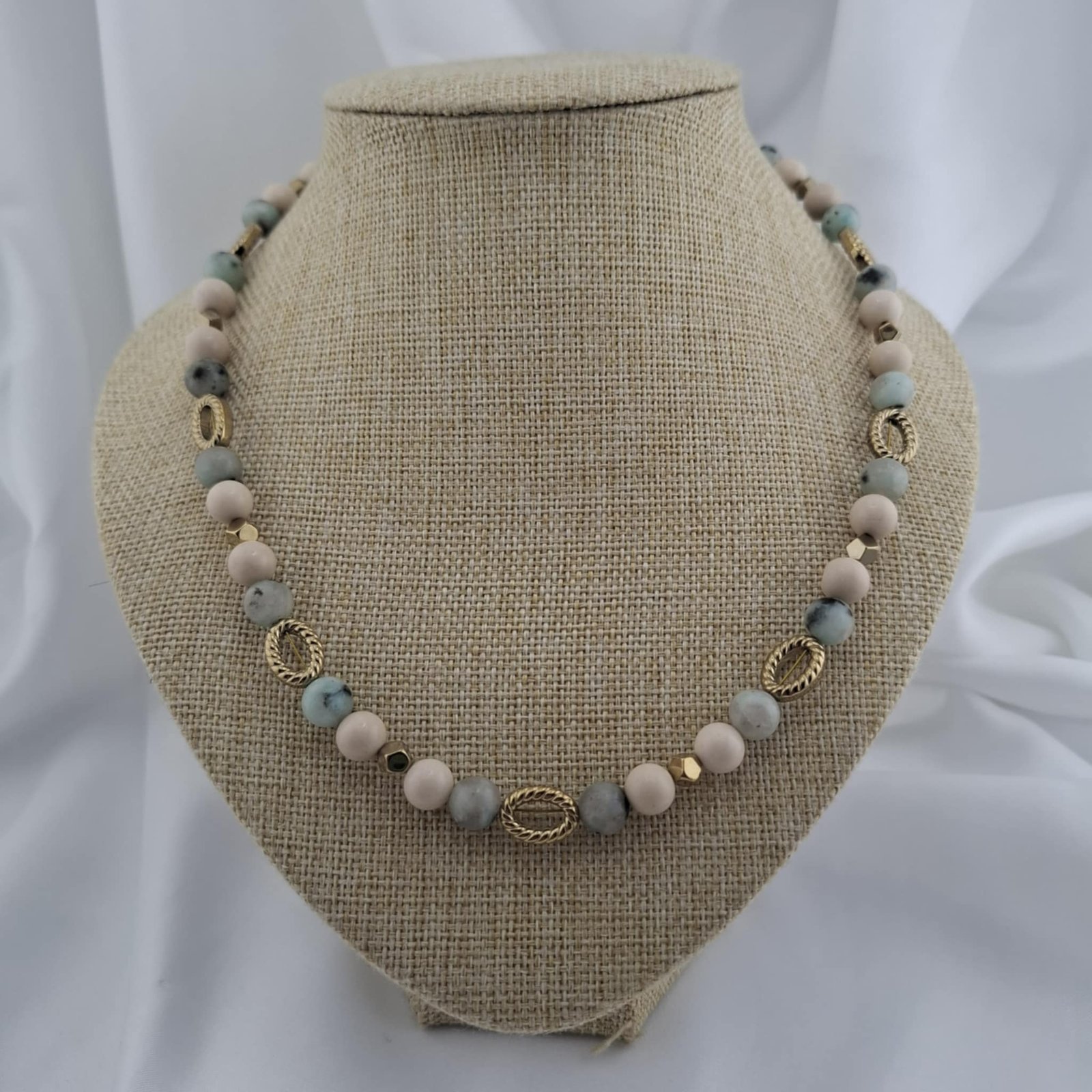 Collier Longueur Opéra – Jaspe Kiwi, Dolomite & Hématite Dorée