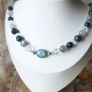 Collier en Labradorite Larvikite et Cristal de Roche – Harmonie & Lumière